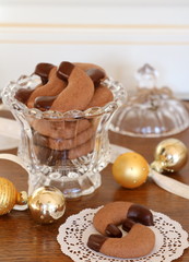 Obraz na płótnie Canvas Schokoladenkipferl in Bonboniere Weihnachtsplätzchen