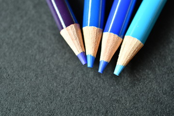 blue　青い色鉛筆