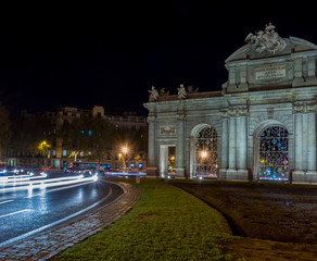 Fototapeta premium Puerta de Alcala en el centro de Madrid de noche. Foto emblemática de la ciudad.