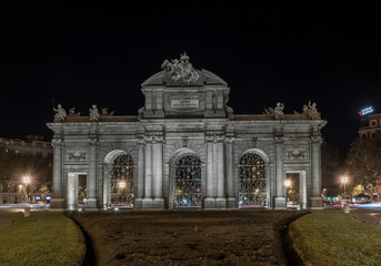 Fototapeta na wymiar Puerta de Alcala en el centro de Madrid de noche. Foto emblemática de la ciudad.