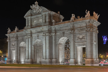 Fototapeta na wymiar Puerta de Alcala en el centro de Madrid de noche. Foto emblemática de la ciudad.
