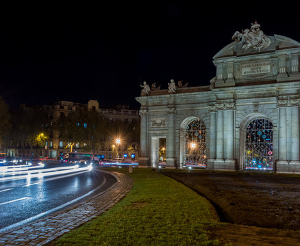 Puerta de Alcala en el centro de Madrid de noche. Foto emblem&aacute;tica de la ciudad.