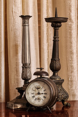 Candelabri e sveglia vintage