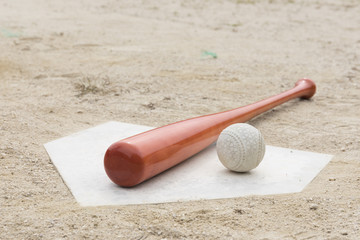 ホームベースを使った野球イメージ画像