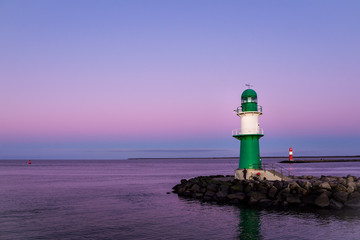 Obraz premium Mole an der Ostseeküste in Warnemünde