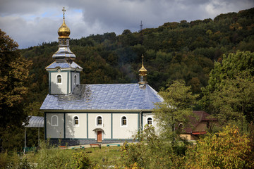 Fototapeta na wymiar Orthodox churches in the mountains of the Carpathians.