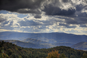 Obraz premium Beautiful rays pierce the clouds in the mountains of the Carpathians.