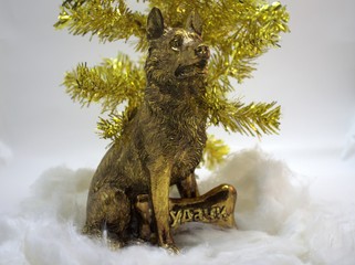Gold dog wishes you good luck in 2018