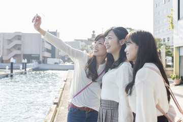 尾道を観光する女性三人組