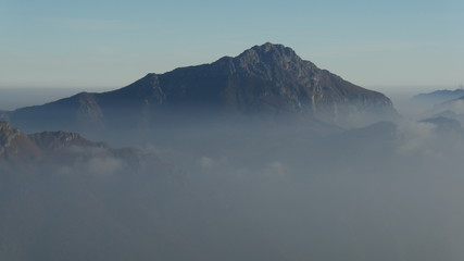 Pianura con nebbia e nuvole vista aerea