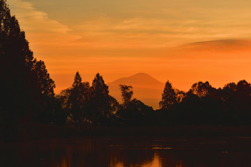 朝焼けの伊吹山