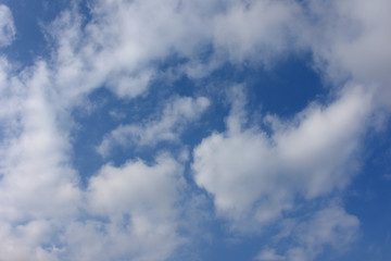 Fototapeta premium Błękitne niebo i chmury „Potwory z fantazji / chmur” (zamknięte, zabezpieczone, strzegące, chroniące itp.)