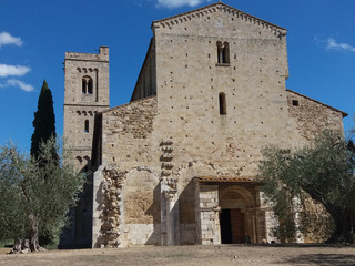 Fototapeta na wymiar Sant Antimo abbey in Montalcino
