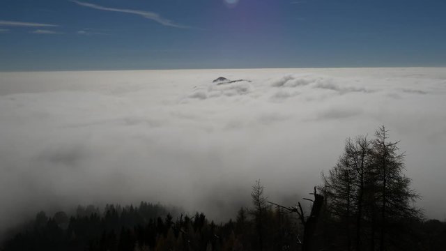 Cielo con nebbia e nuvole in time lapse