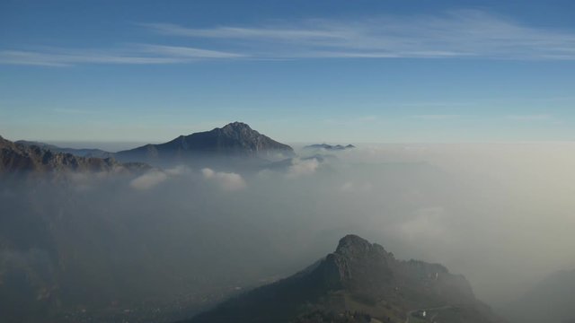 Time lapse nuvole in pianura Padana sulle cime delle montagne alpine