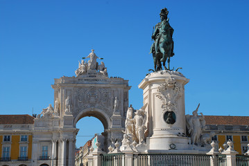 Fototapeta na wymiar Statue of King Jose I and Rua Augusta arch in Lisbon, Portugal