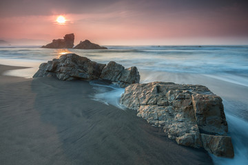 ocaso rojizo sobre el castillo del Sablon en un dia estival