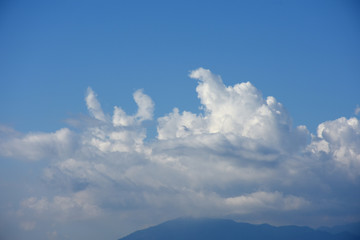 青空に広がる壮大な雲「空想・雲のモンスターたち」（壮観、立ちはだかる、目立つなどのイメージ）