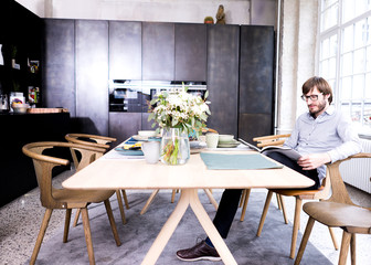 Mann frühstückt in Küche