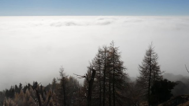 Time lapse nebbia in pianura Padana sulle alpi Italiane