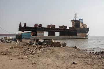 Cargo ship recycling