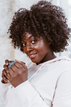 Junge afrikanische Frau trinkt Kaffee