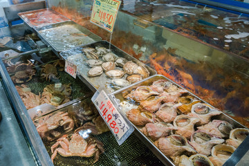 札幌卸売市場 場外市場の新鮮な魚介類