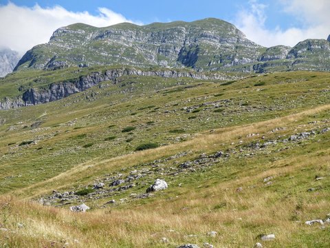 Cima rocciosa in una landa deserta nei Balcani in Montenegro.
