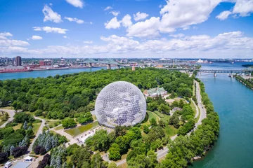 Fototapeten Luftaufnahme des Stadtbildes von Montreal einschließlich Biosphäre und St.-Lorenz-Strom in Montreal, Quebec, Kanada. © R.M. Nunes