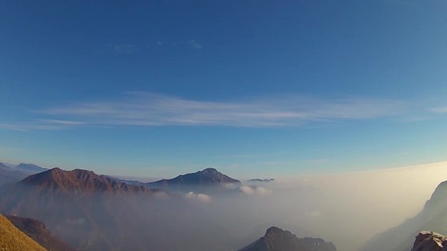 Time lapse nebbia in pianura dalla montagna