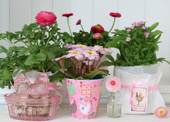 Osterdekoration mit Blumen  in Pink