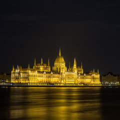 Fototapeta na wymiar Parlament von Budapest bei Nacht