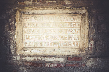 Inscriptions sculptées dans la pierre