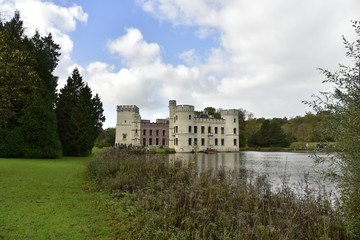 Fototapeta na wymiar Le château aux allures médiévales de Bouchout dans l'étang principal du domaine du Jardin Botanique National de Belgique à Meise