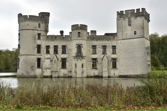 Le ch&acirc;teau en style m&eacute;di&eacute;val de Bouchout en automne sous un ciel de pluie au Jardin Botanique National de Belgique &agrave; Meise