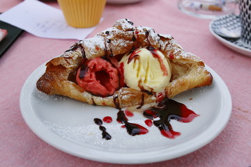 Croissant, Hörnchen, Brioche mit Vanille und Waldfrucht Eis, Fruchtsoße und Schokolade