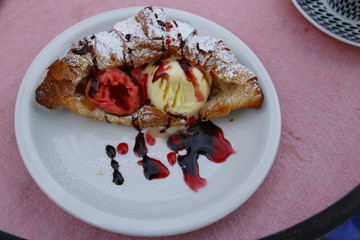 Croissant, Hörnchen, Brioche mit Vanille und Waldfrucht Eis, Fruchtsoße und Schokolade