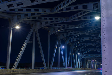 夜に輝く鉄橋
