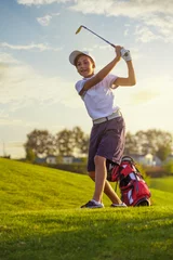 Papier Peint photo Golf Joueur de golf de garçon frappant par le fer du fairway au terrain de golf