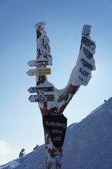 Auf dem Fichtelberg/dick verschneite und bereifte Wegweiser mit Höhenangabe auf dem Fichtelberg in...