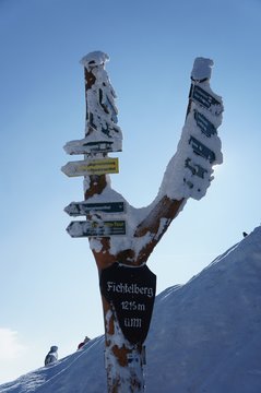 Auf dem Fichtelberg/dick verschneite und bereifte Wegweiser mit H&ouml;henangabe auf dem Fichtelberg in Sachsen, 