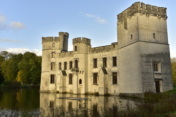 Le château en style médiéval de Bouchout sous la lumière du coucher de soleil au Jardin...