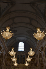 Lustre de l'église baroque Madona del Carmine à Pistoia en Toscane, Italie