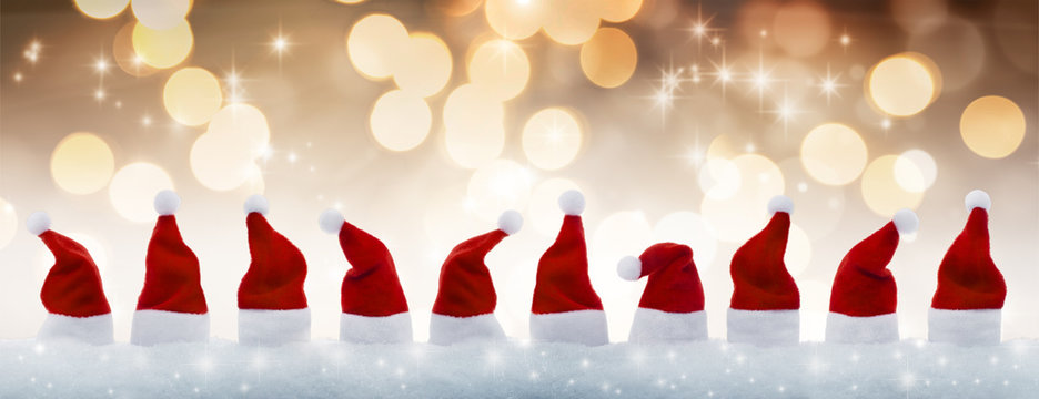 10 Weihnachtsm&uuml;tzen im Schnee mit Lichterglanz