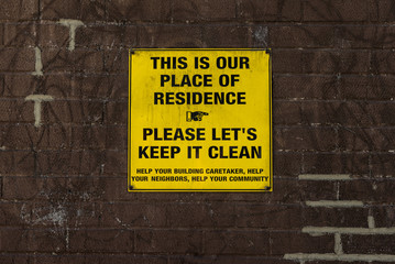 Obraz premium Keep residence clean sign on dirty grungy wall