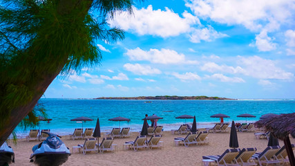 Obraz premium The chairs and umbrellas on tropical beach