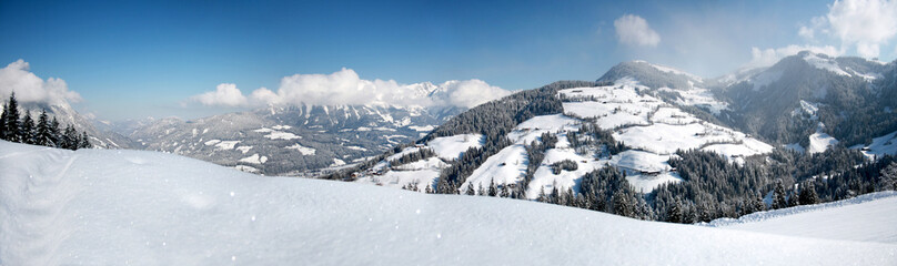 Schöne Winterlandschaft mit Bergen im Hintergrund