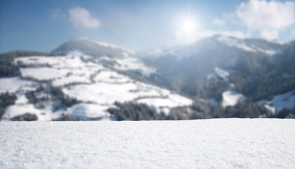 Fototapeta na wymiar Schöne Winterlandschaft mit Bergen im Hintergrund