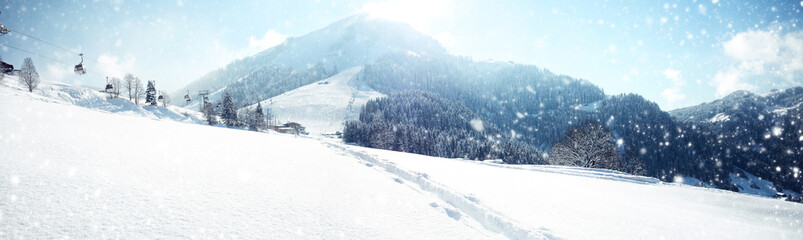 Schöne Winterlandschaft mit Bergen im Hintergrund