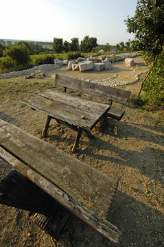 rastplatz am strandpfad der sinne nahe der beller kirche bei eckelsheim